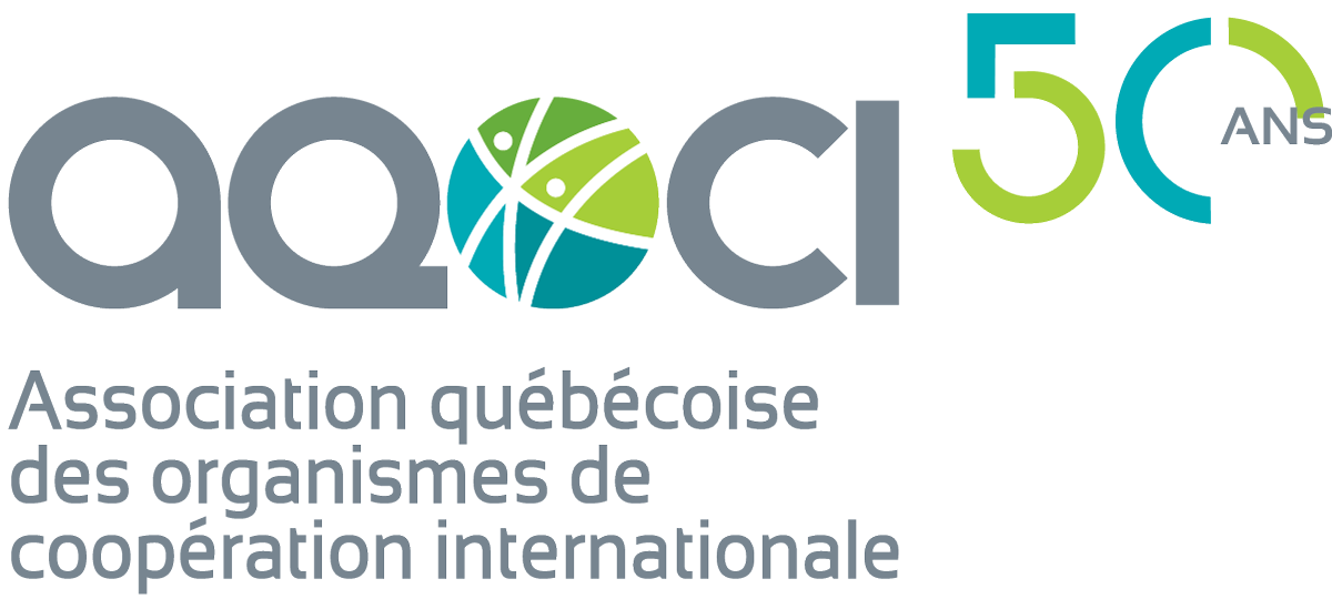 Logo du 50e anniversaire de l'Association québécoise des organismes de coopération internationale (AQOCI)